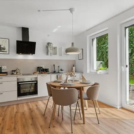 شقة Zwei Fuer Bis Zu 8 Personen Zentral, Modern, Mit Terrasse & Balkon *