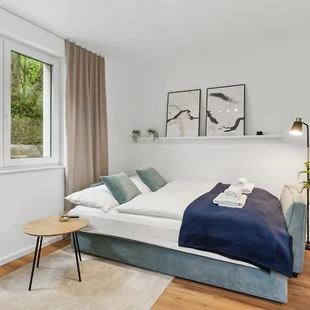 شقة Zwei Fuer Bis Zu 8 Personen Zentral, Modern, Mit Terrasse & Balkon *