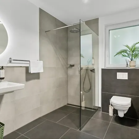 Zwei Fuer Bis Zu 8 Personen Zentral, Modern, Mit Terrasse & Balkon *