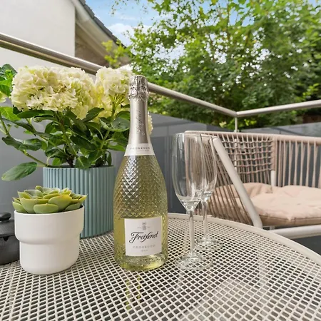 Zwei Fuer Bis Zu 8 Personen Zentral, Modern, Mit Terrasse & Balkon شقة